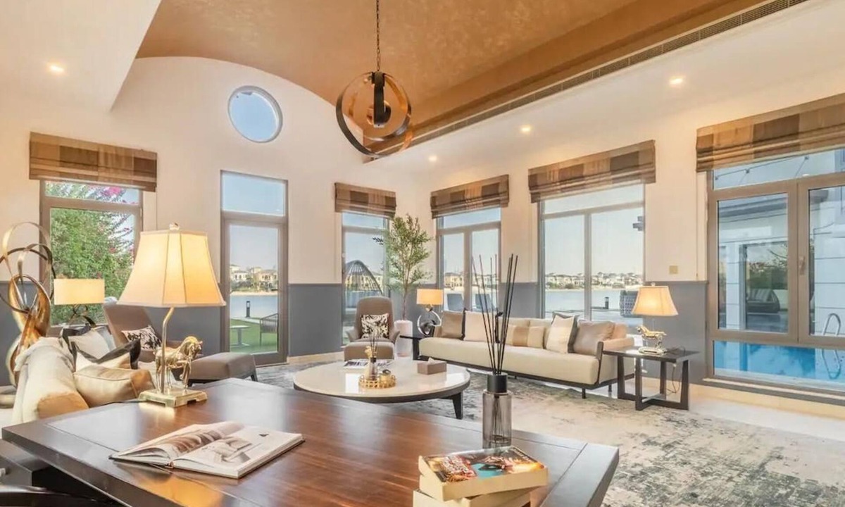 Palm Jumeirah Villa | 6-br Villa on Palm Jumeirah with the swimming pool, beach access and gym