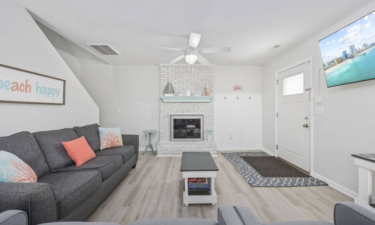 Windy Hill House | Amazing location. Bike week, CCMF and Golf! Beach Bungalow pets welcome 4 min walk to the sand!