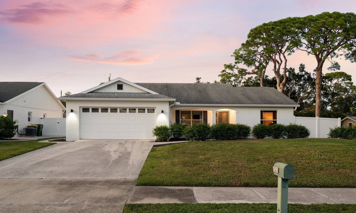 Arlington Park House | Bay Bliss Bungalow | 65" Smart TV, Lanai + Electric Bikes!