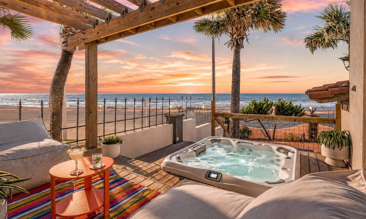 San Jacinto Condo | Beachfront Condo | Pool + Hot Tub Near the Port