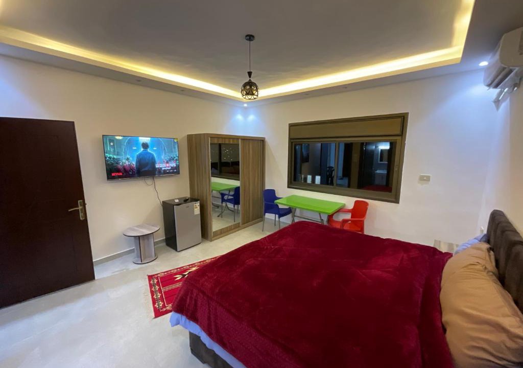 Jerash Apartment | Black IRIS