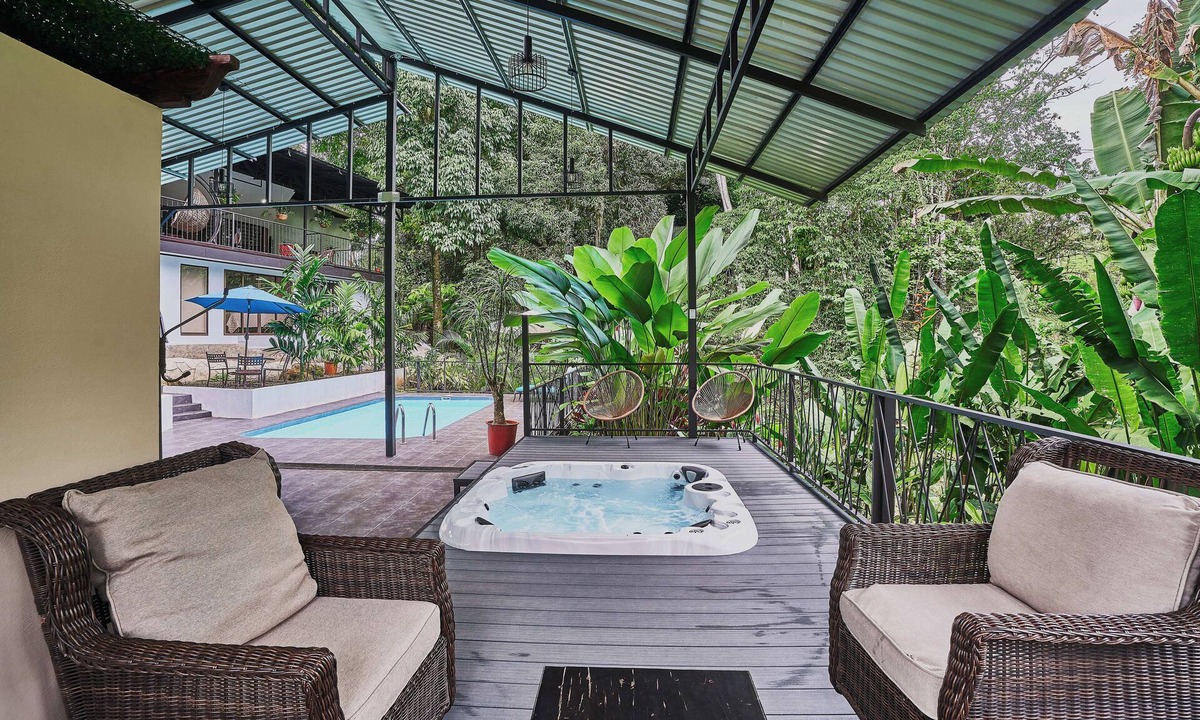 La Fortuna House | Casa Momoto with Pool, Jacuzzi and Forest Views