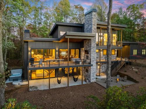Brevard House | Cedar Mountain - Mountain Views, Hot Tub & Fire Pit