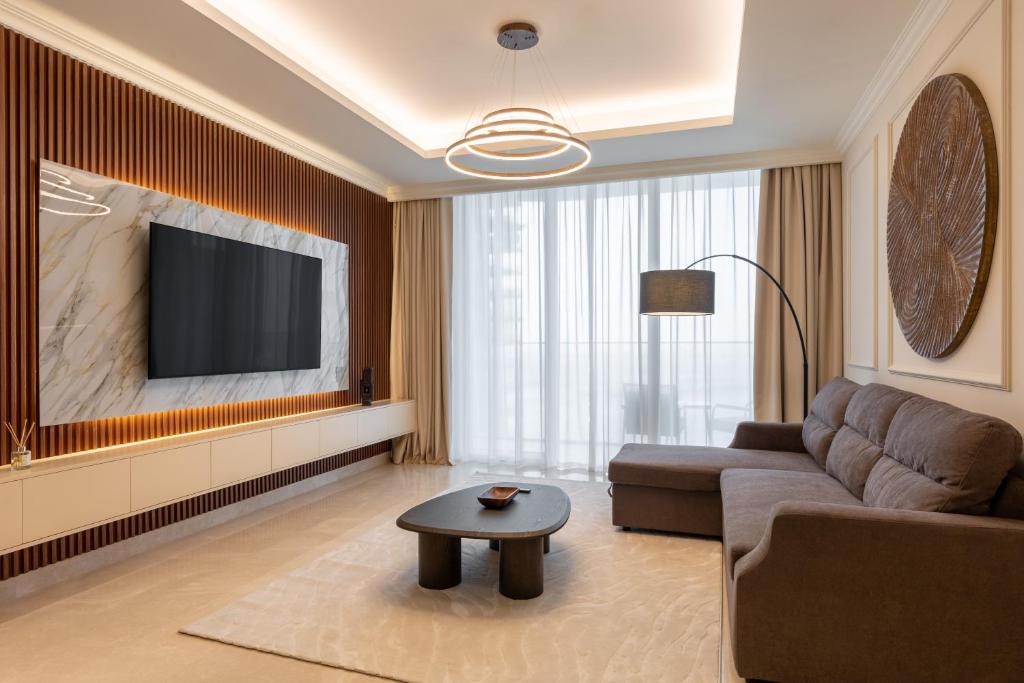 Dubai Marina Apartment | Chic 1BR Sea View, Palace Beach Residence
