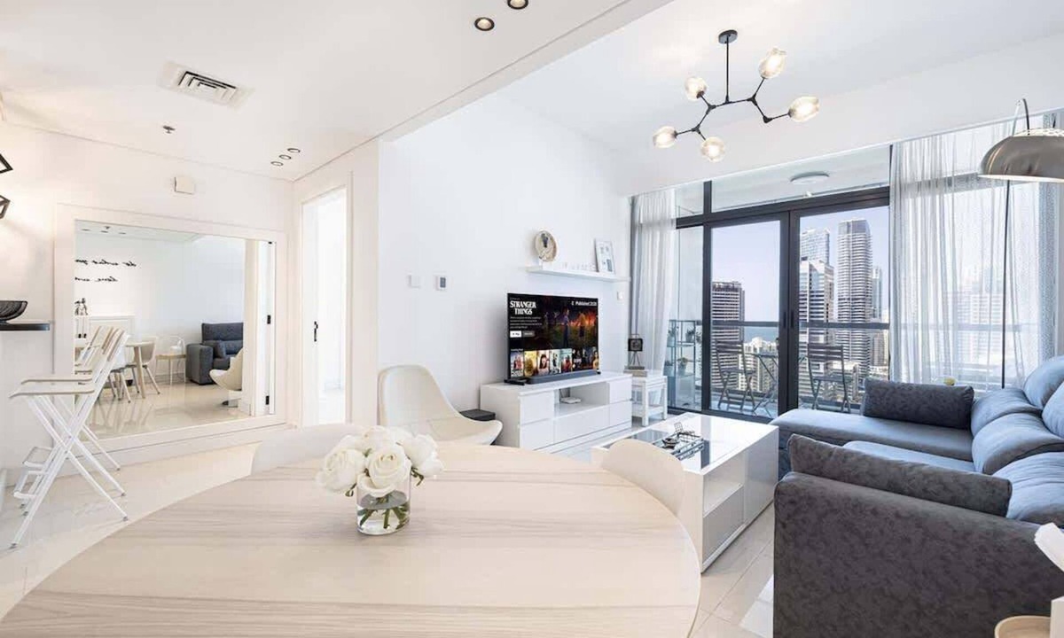 Jumeirah Lake Towers Apartment | Chic 1BR with Stunning Lake Views