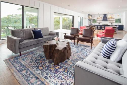 Canyon Lake House | CL 270 The White House on the Horseshoe