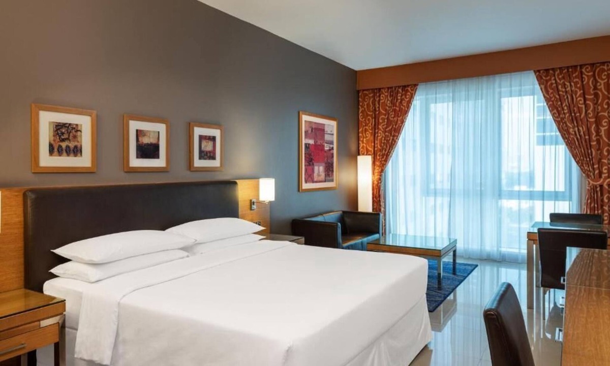 Al Mankhool Apartment | Classic King Room Near Sharaf DG Metro