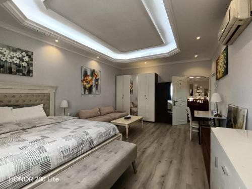 Al Wasl House | Cozy and Vibrant Room in villa Al Wasl #5