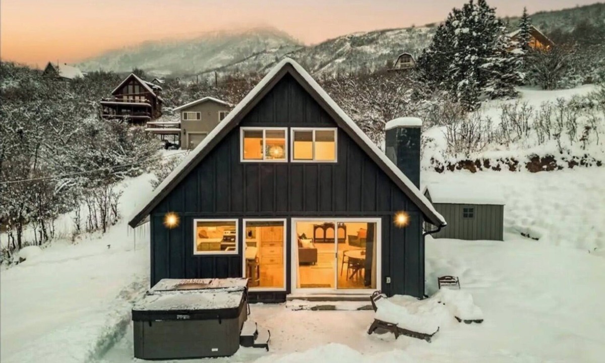 Midway Cabin | Cozy Little Cabin w/Hot Tub