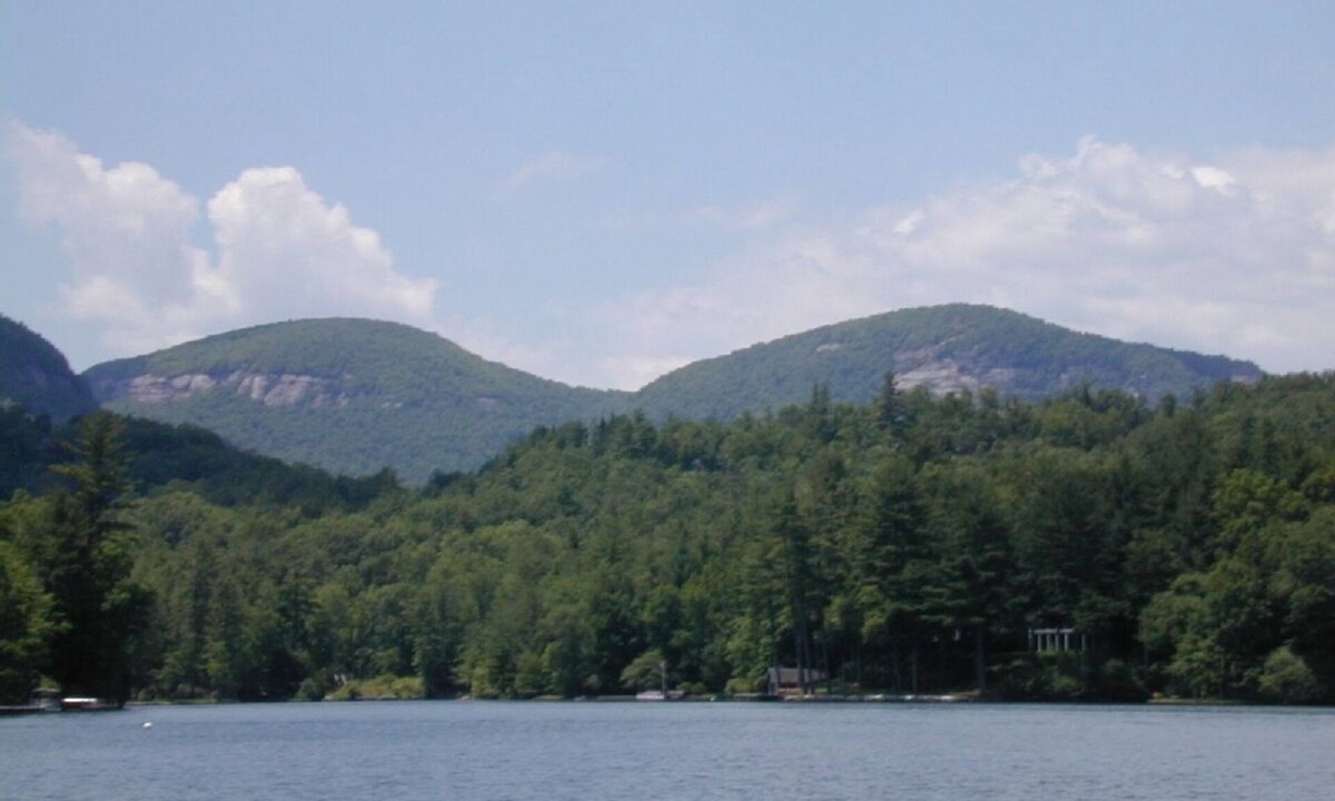 Lake Toxaway House | Enjoy a lakefront home in Lake Toxaway with a boat included. Pet-friendly!