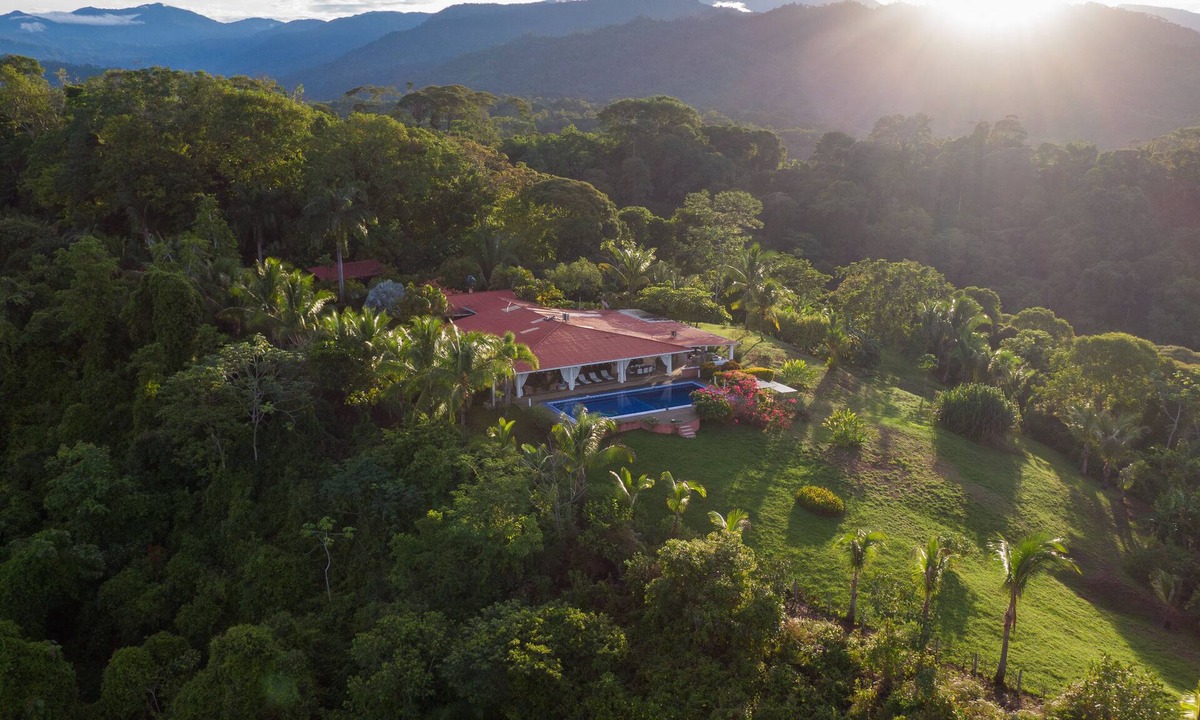 Quepos House | Exclusive 5 Bedroom Rainforest Retreat, Ocean/Mountain View’s/sleeps 12
