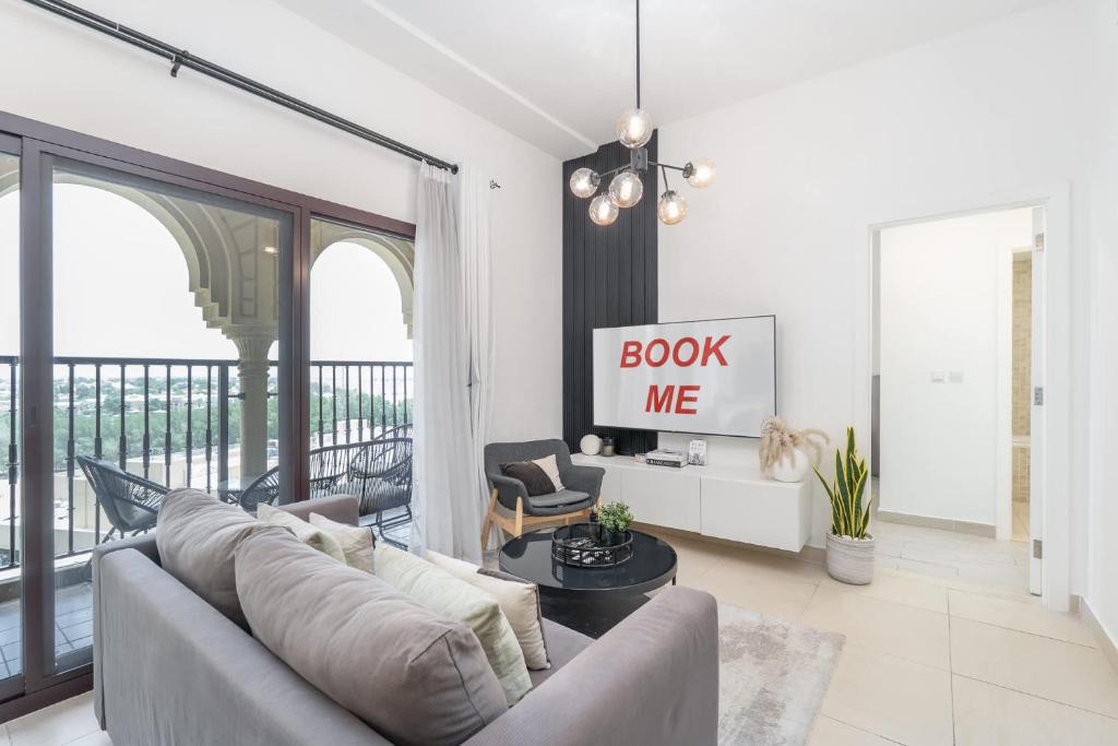Dubai Apartment | Free housekeeping visits during your stay - StayShort - Stylish 1-Bedroom Retreat with Pool in Vibrant Jumeirah Golf Estates