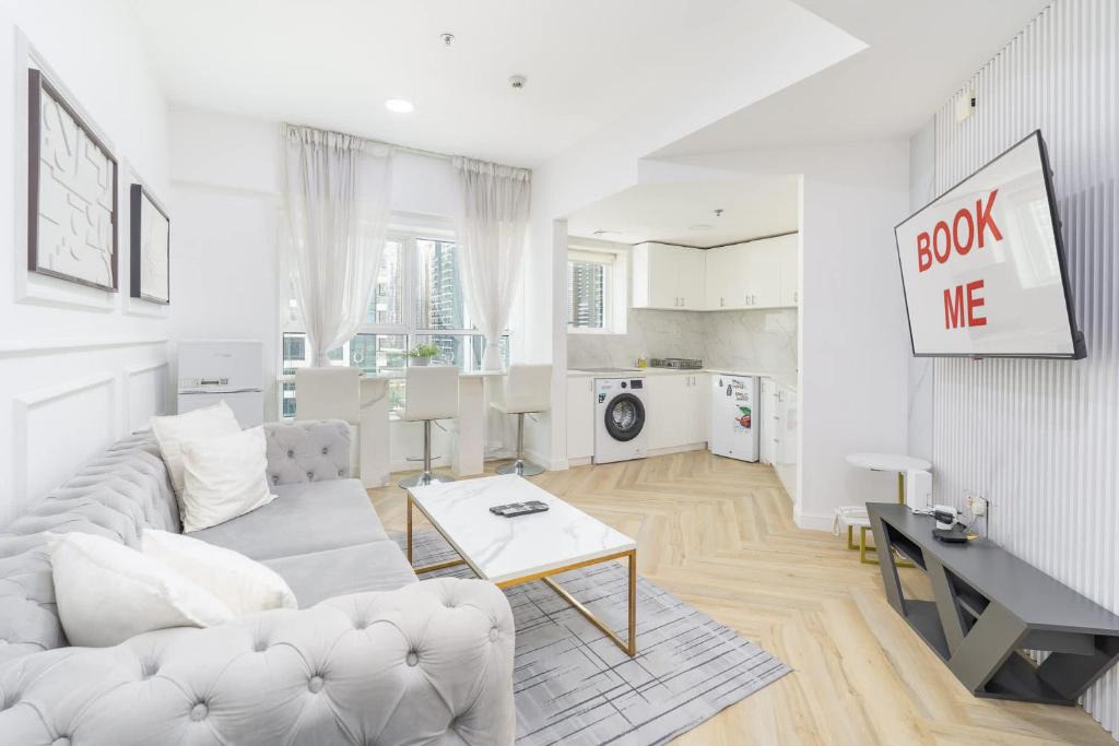 Jumeirah Lake Towers Apartment | Free housekeeping visits during your stay - StayShort - Prime 2BR Retreat in JLT that Sleeps 4