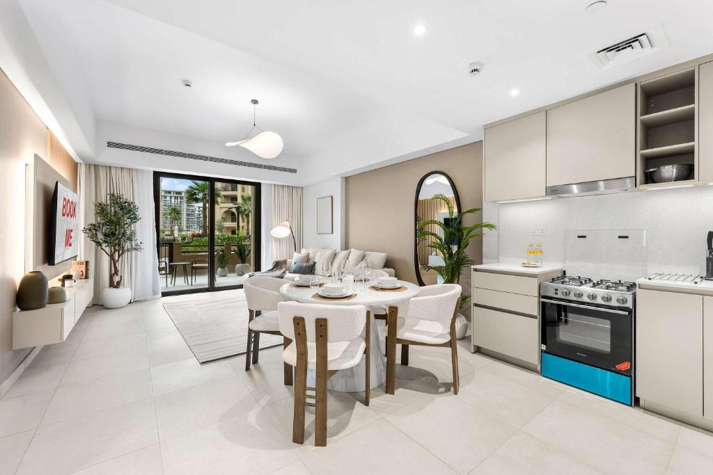 Umm Suqeim 3 Apartment | Free housekeeping visits during your stay - StayShort - Modern 1BR Retreat in MJL Sleeps 4