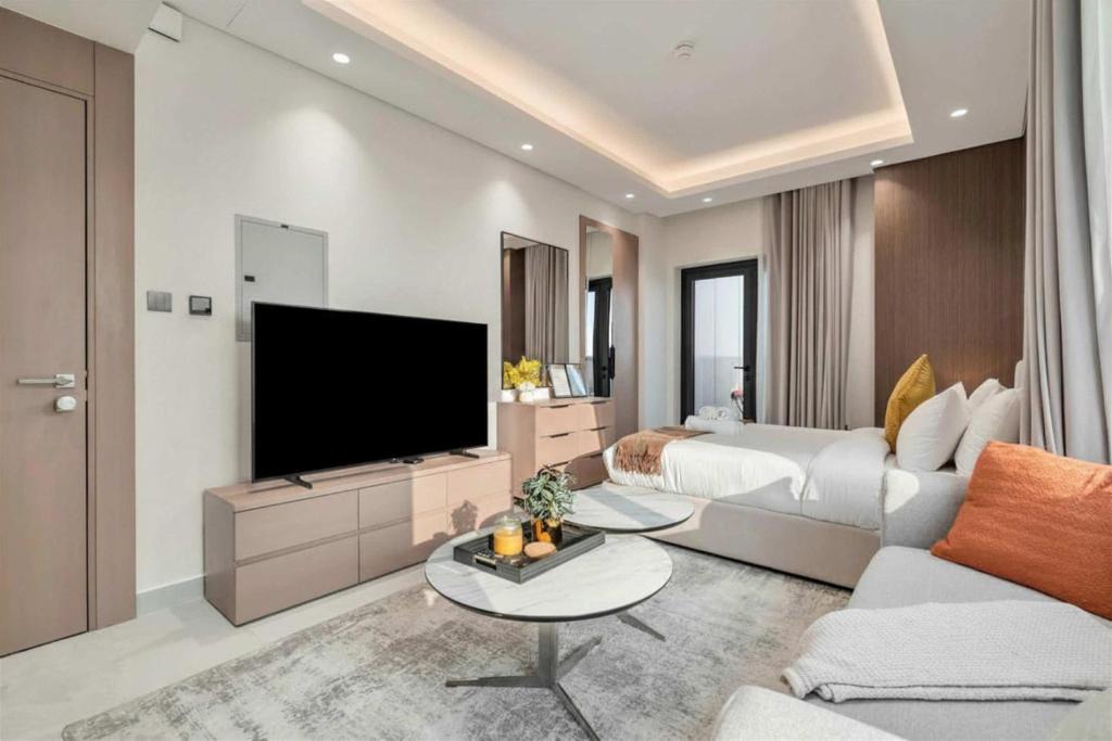 Jumeirah Village Triangle Apartment | Free housekeeping visits during your stay - StayShort - Fresh and Modern Studio in JVT that Sleeps 2