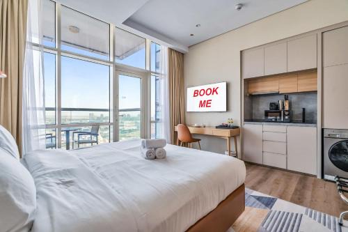 Jumeirah Village Triangle Apartment | Free housekeeping visits during your stay - StayShort - Stylish Studio in JVT Sleeps 2 with Balcony