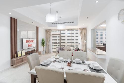 Al Barsha 1 Apartment | Free housekeeping visits during your stay - StayShort - Spacious 2-Bed Al Barsha Escape - Balcony & Modern Amenities Fits 4