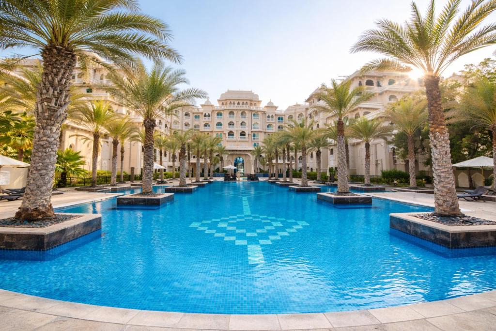 Palm Jumeirah Apartment | Fully-equppied studio with private beach and pool