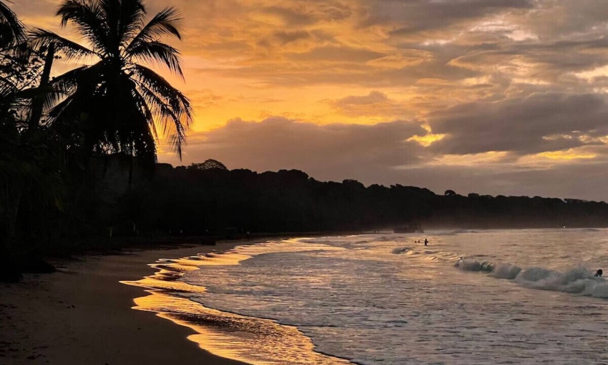 Manzanillo House | Gardenview Retreat | Beachfront | Walk Everywhere