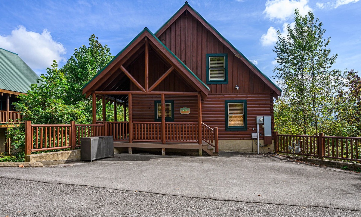 Pigeon Forge Cabin | Gorgeous cabin. Great location. 2 balconies w/mtn. views. Feels private.