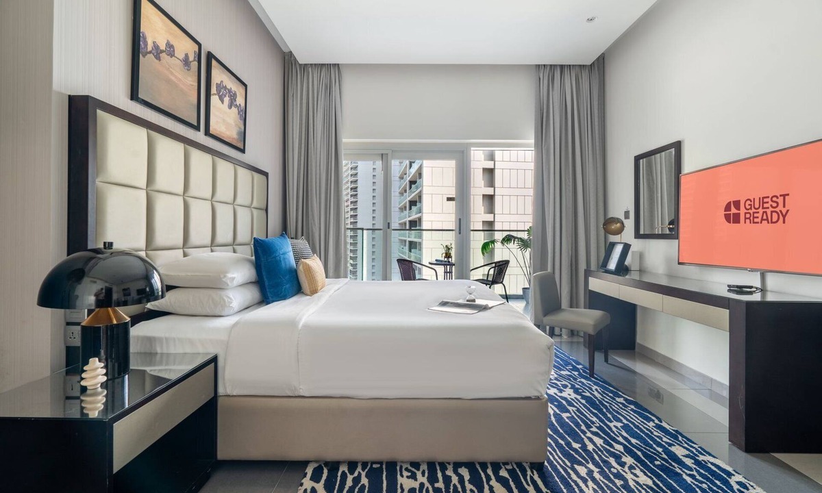 Business Bay Apartment | GuestReady - Luxe Furnished Stay, Pool & Sauna