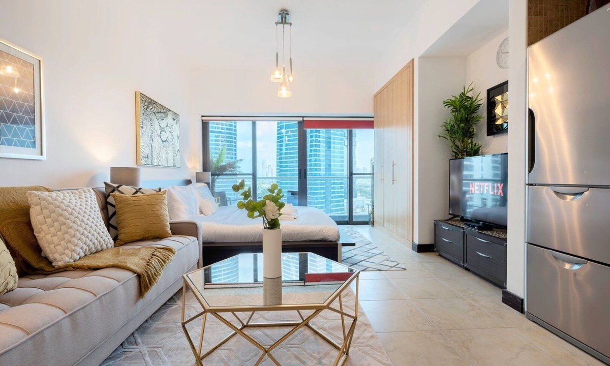 Jumeirah Lake Towers Apartment | GuestReady - Studio | Balcony- Lake view