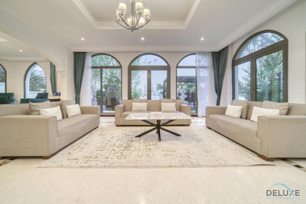 Palm Jumeirah Villa | Iconic 6BR Villa with Private Pool on Palm Jumeirah by Deluxe Holiday Homes