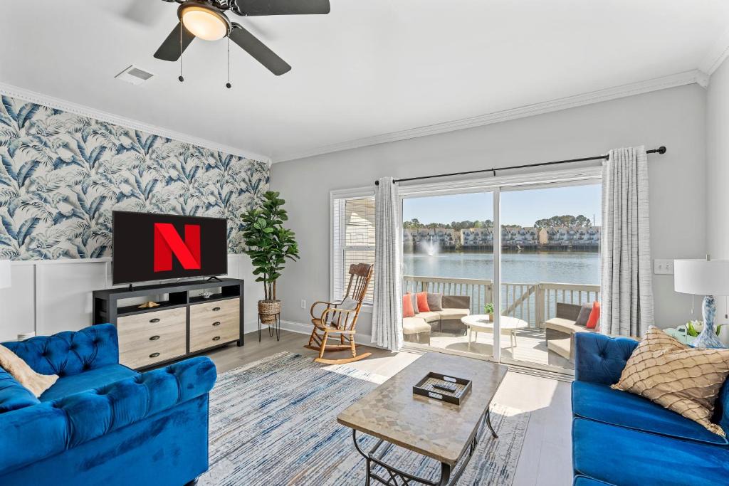 North Charleston House | ☆Live on the Water! Lake Palmetto Palm w/Patio - 10Min to Downtown & Beaches☆
