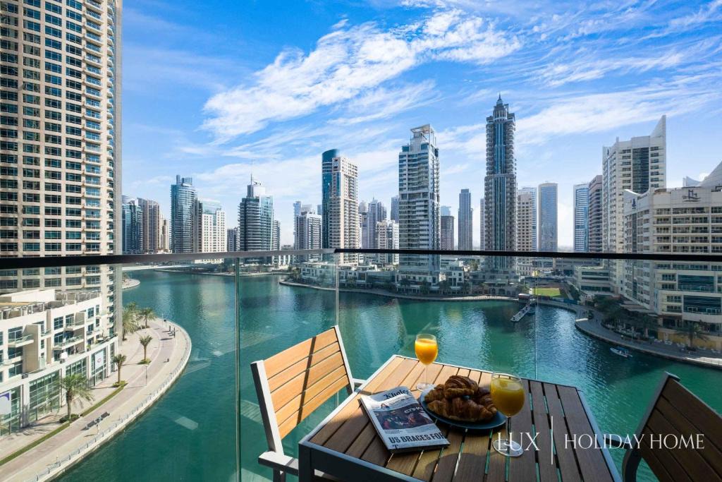 Jumeirah Beach Residence Apartment | LUX - Contemporary Suite with Full Marina View