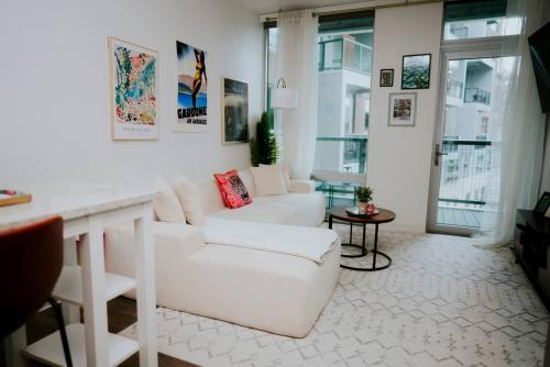 East Cambridge Apartment | Luxury 2BR Apartment with Pool, Balcony & Parking