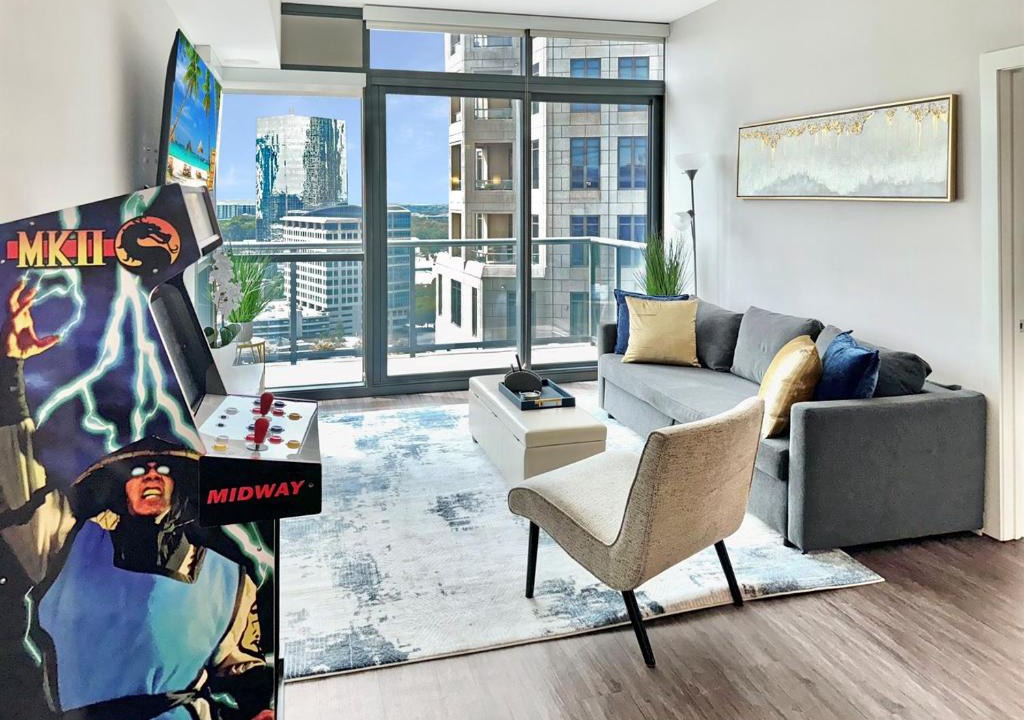 North Buckhead Apartment | Luxury 3BR Buckhead PenthousePoolBalconyWalk to Lenox,Phipps Plaza & Marta
