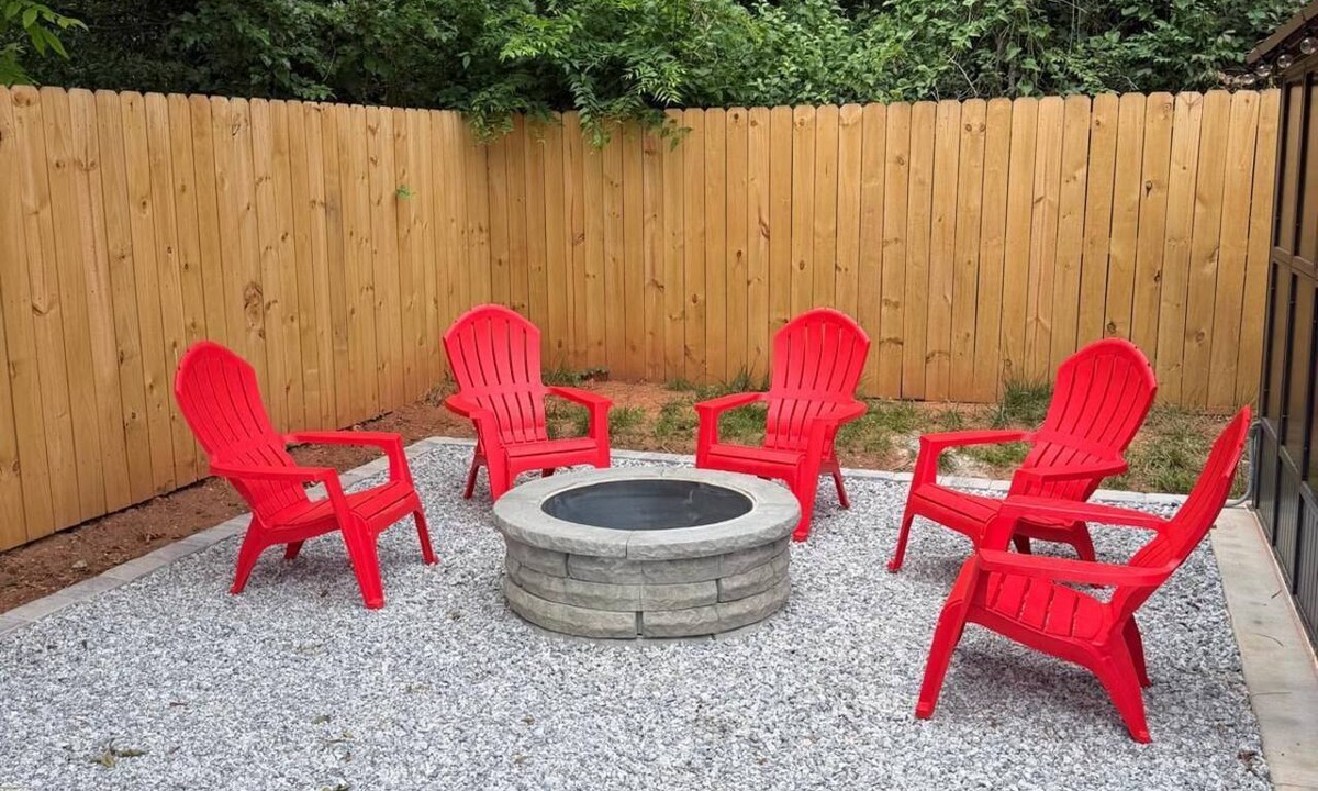 Dunean House | Luxury Family Retreat - King Suite - Near Downtown