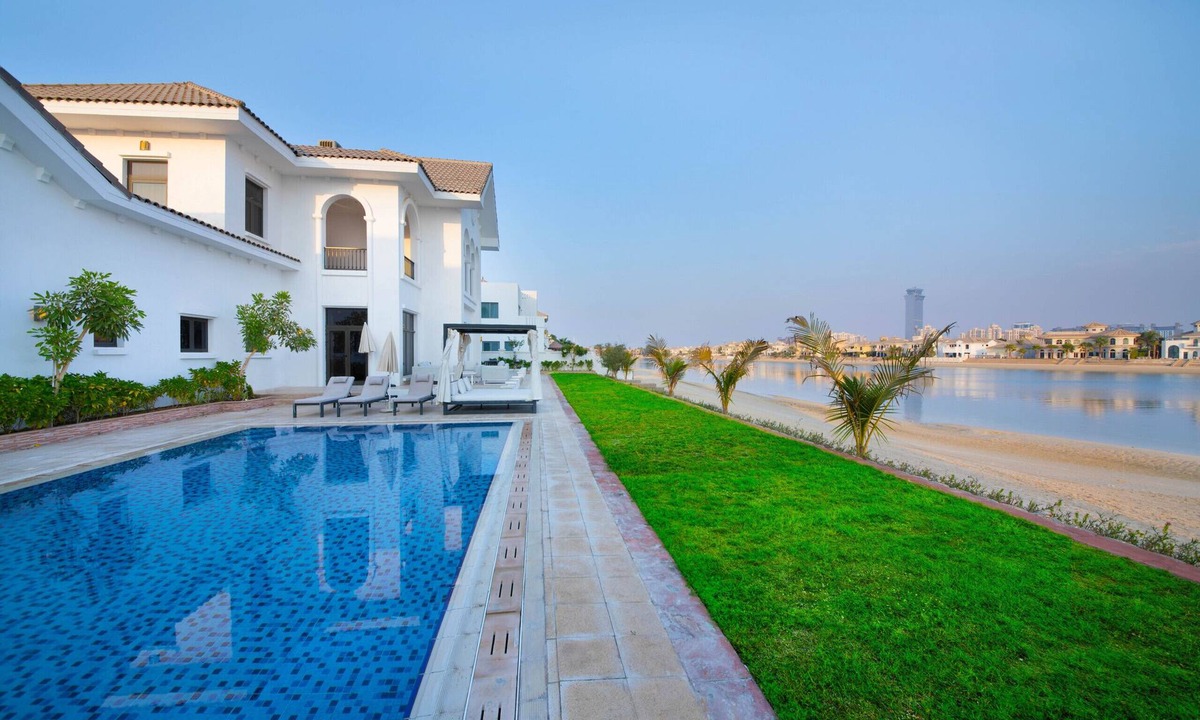 Palm Jumeirah Villa | Luxury Villa w/Dramatic Vw Private Beach & Pool