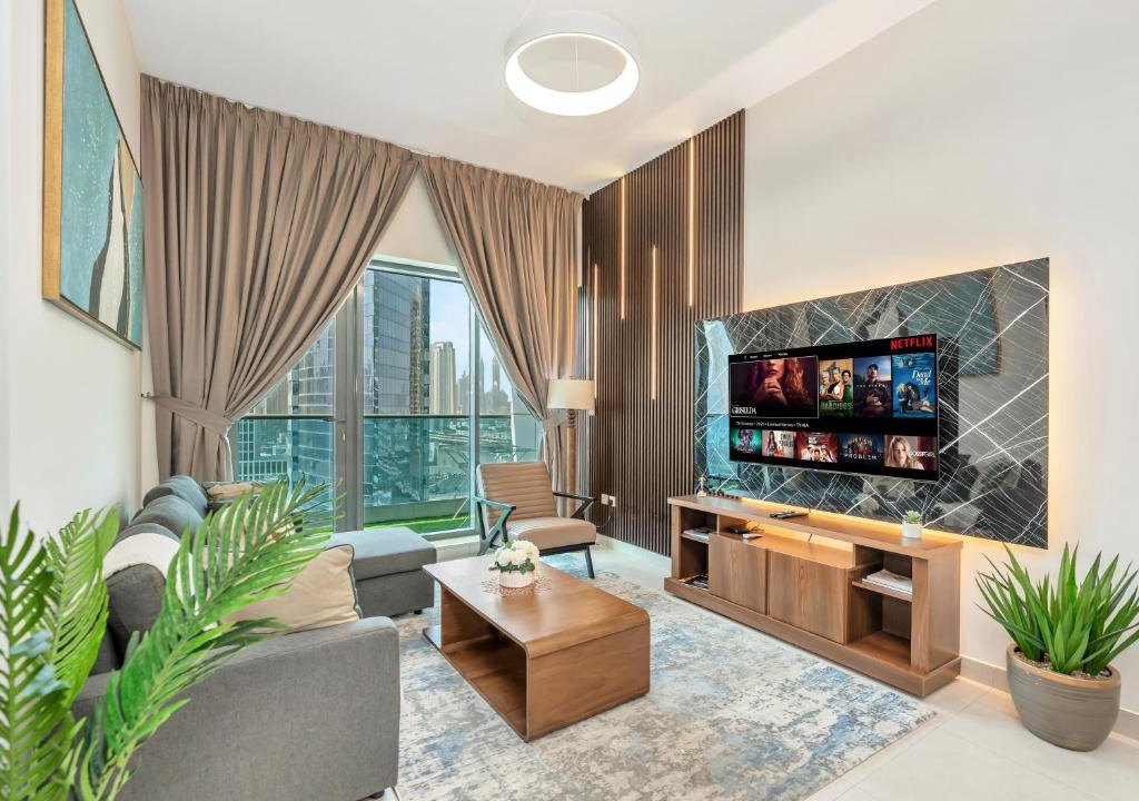 Business Bay Apartment | Modern 1BR Near Burj Khalifa with Rooftop Pool, City & Canal Views, Free Parking