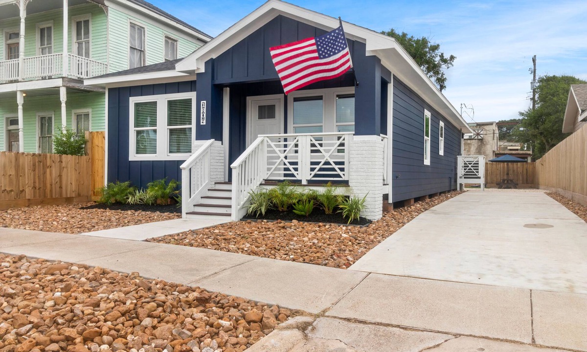 San Jacinto House | Modern/Beachy 3-bedroom house, close walking to beach, close driving to Strand