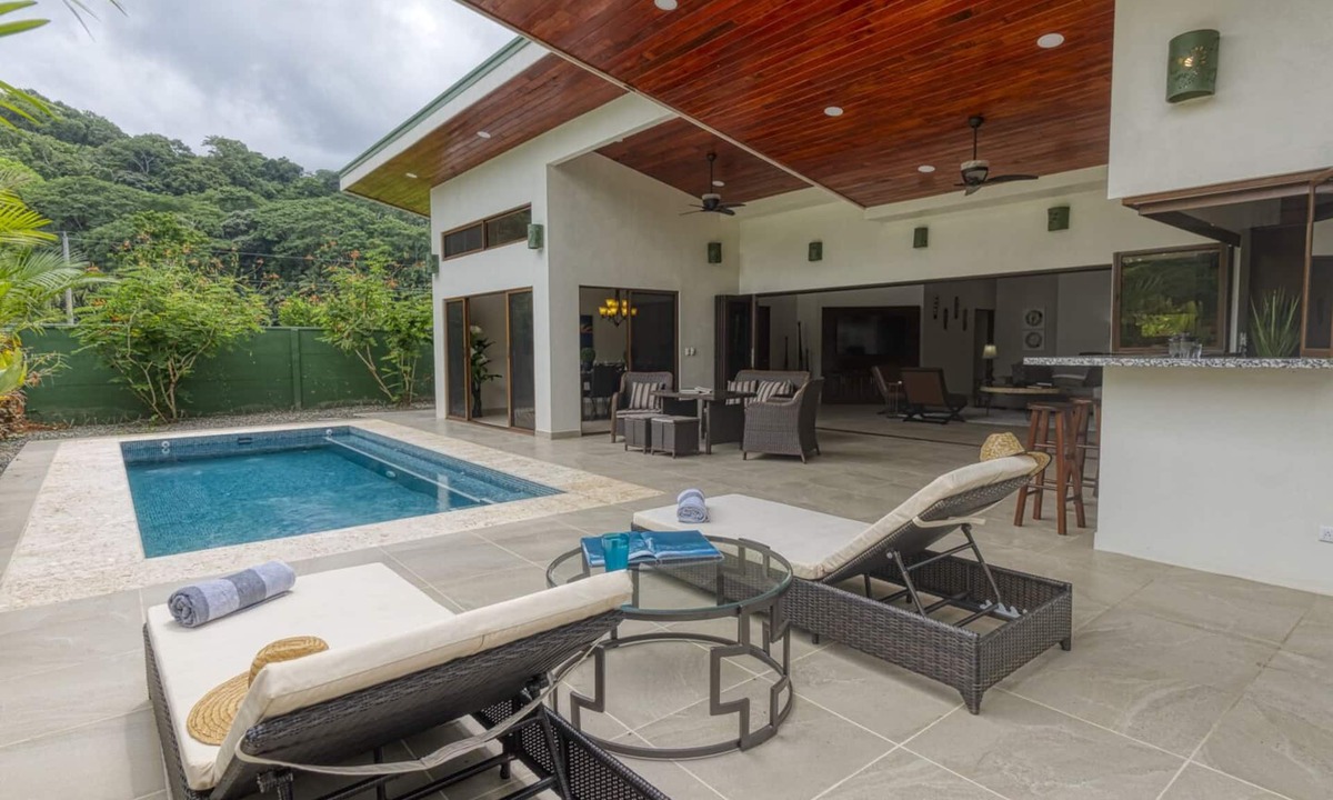 Dominical House | New Luxury Home, private pool! 300 steps to beach, 8 min. walk to bars & dining