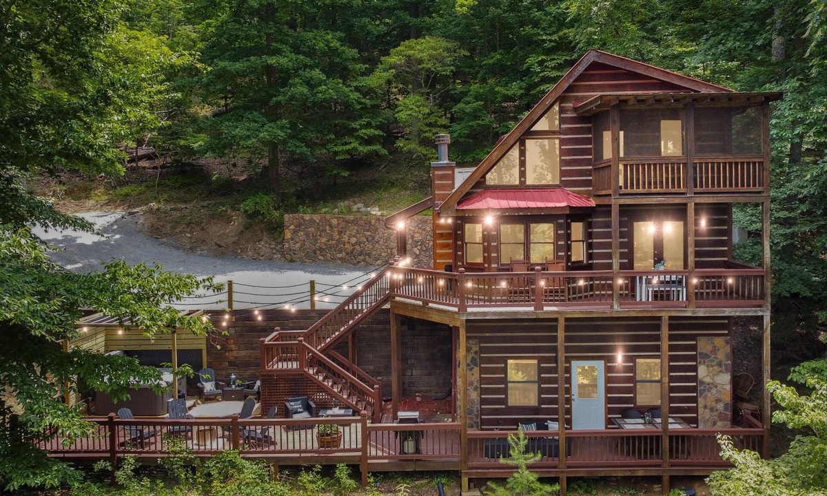 Morganton Cabin | *NEW* Modern Rustic Cabin w/AMAZING views! Hot Tub, 2 King Suites, Pet Friendly