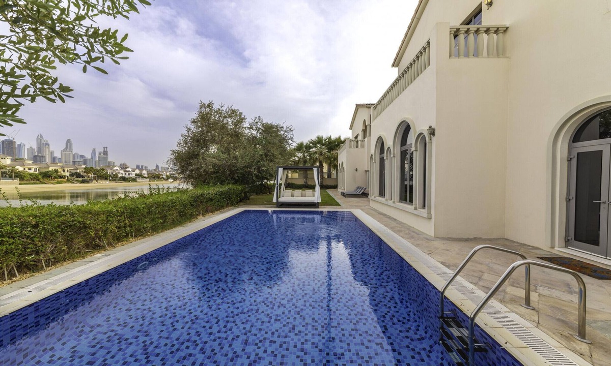 Palm Jumeirah Villa | Private Pool & Beach Access Villa w/Cinematic Vws