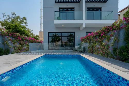 Jumeirah Village Circle Villa | Private Pool Paradise Villa! Dubai Mall in a Flash! Complimentary Full Mid-Stay Refresh for 1 week stay
