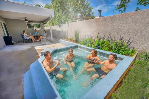 Rancho Oakey House | Relaxing 1 Story Villa Hot Tub BBQ By the Strip