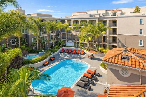 Marina del Rey Apartment | Resort Style 1 & 2 Bedroom Living Near Venice & MDR with Pool & Gym