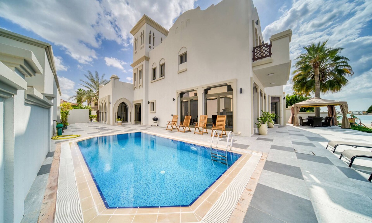 Palm Jumeirah Villa | Seaside 5BR Villa with Assist Room and Beach Access on Frond E Palm Jumeirah