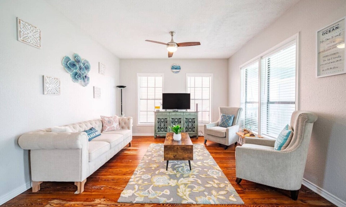 San Jacinto House | Seawall Sunrise: Steps to Beach, Dining, and Fun!