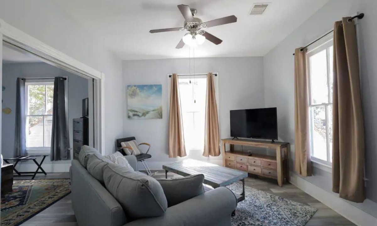 San Jacinto Cottage | Short Walk to Beach | Game Room | Pool Table