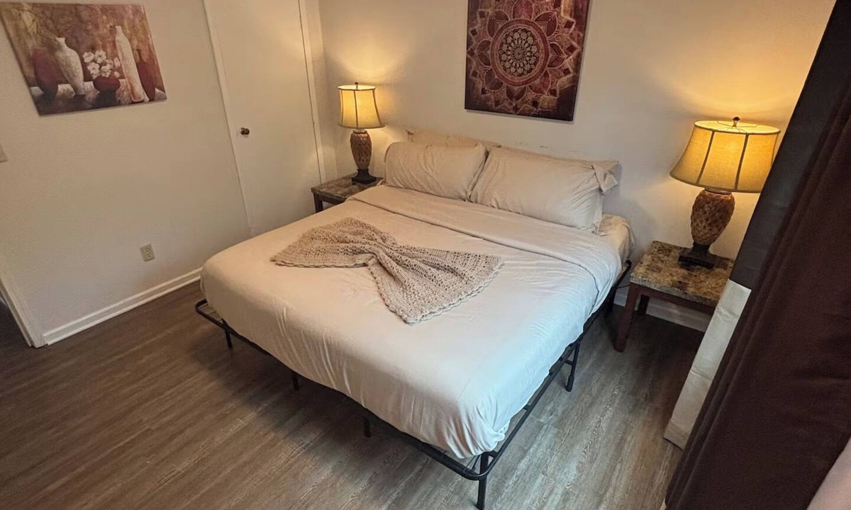 Rosewood Apartment | The Brownstone Getaway