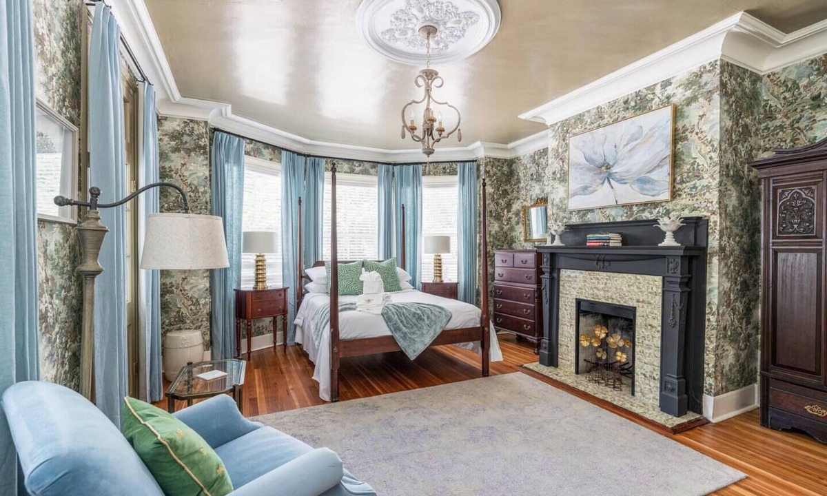 Downtown Charleston House | The Jasmine Suite | Revisit History