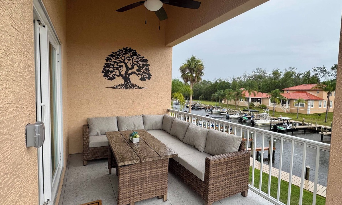Homosassa Villa | The River House with boat slip and kayaks