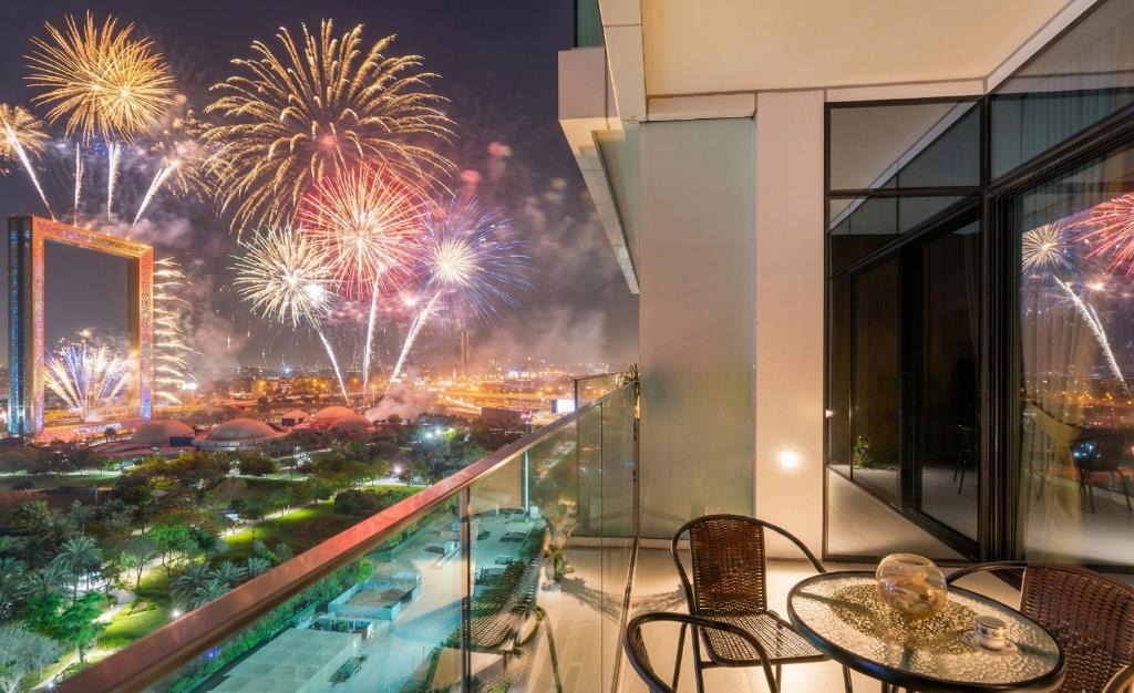 Bur Dubai Apartment | Ultimate Stay - 3 Beds - Scenic Panoramic Views - Right at Metro Station - 5-10min to Sea, Burj Khalifa, Old Town, Downtown - 15min from Airport
