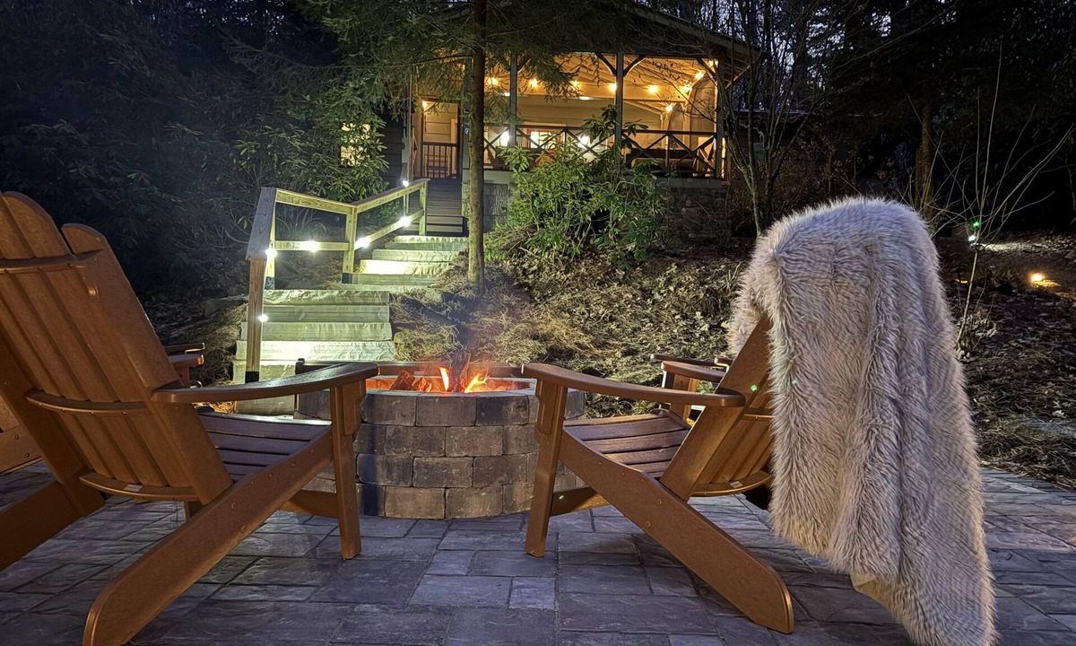 Highlands House | Walk-to-Town Cozy 3BR Cottage | Huge Porch | Fire Pit | Arcade | 2 Fireplaces