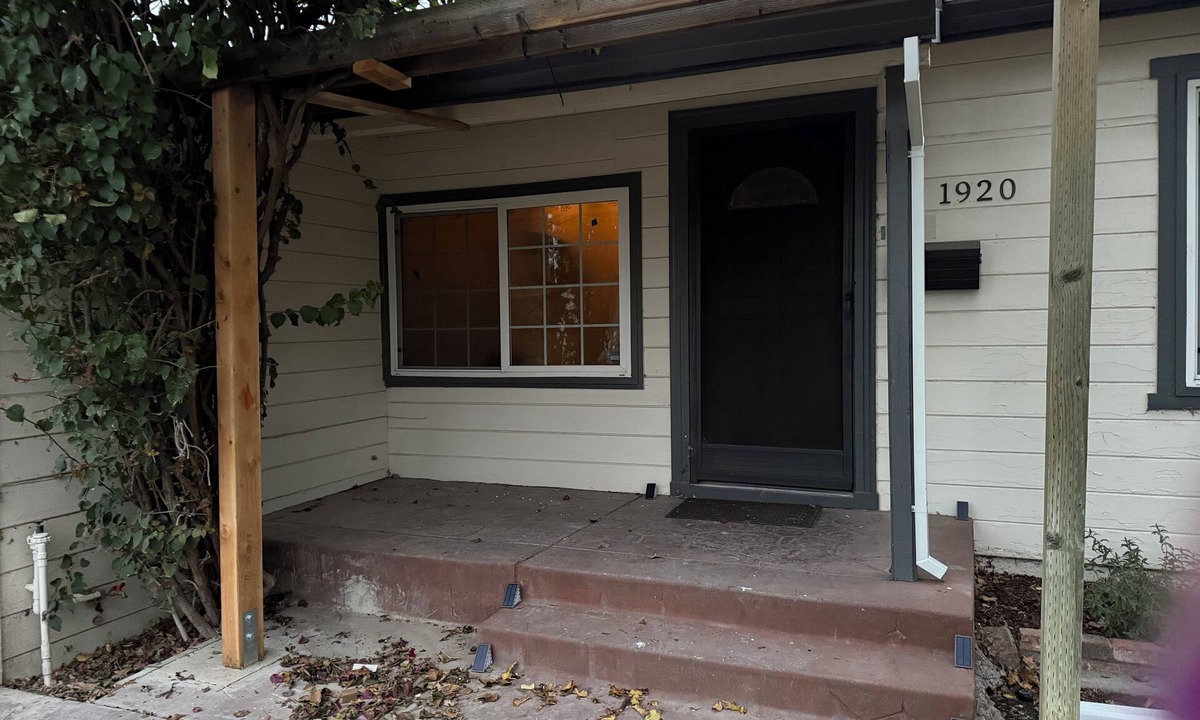 Tracy House | Work-Ready Studio with King Bed · Desk · W/D & Parking